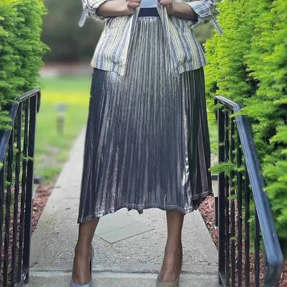 Simply Salted Metallic Pleated Skirt - Picture 1 of 3
